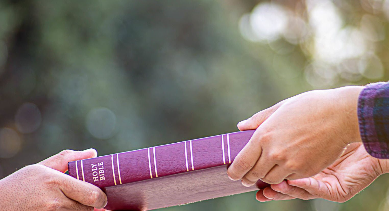 Afghan refugee in Athens receiving free Bible Afghan refugee in Greece receiving a free Arabic Bible from EEM’s partners.
